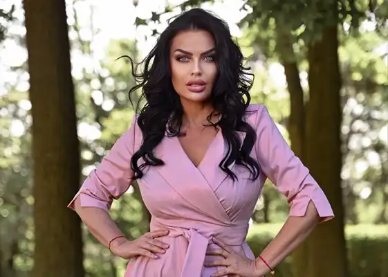 عارضة ترتدي فستان DANA Collection وردياً في الهواء الطلق